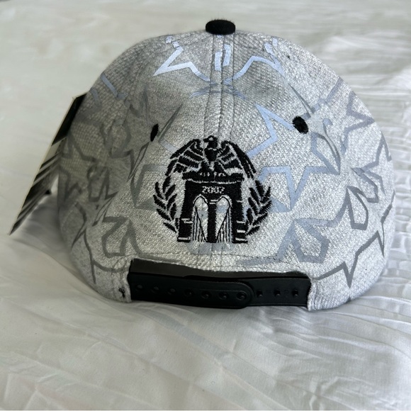 BORN FLY NWT! Men's Flat Bill Cap SnapBack‎ Moisture Sweatband Blk/Wht/Silver - Picture 2 of 11